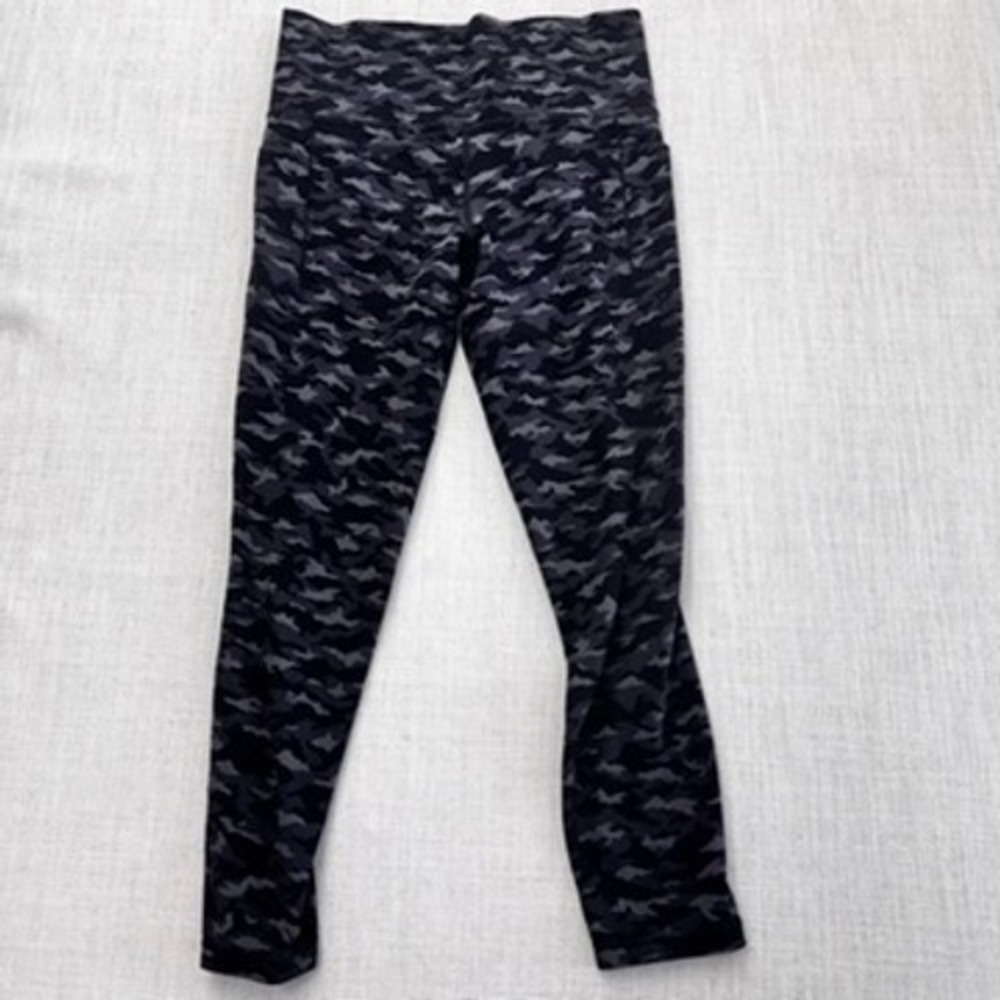Athleta Salutation Stash Pocket II Printed 7/8 Tight Camo Leggings Grey Black M